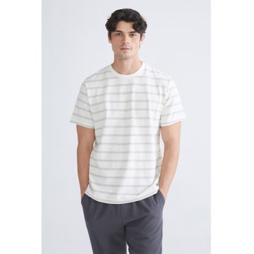 Tricou cu decolteu la baza gatului si model in dungi