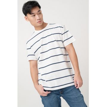 Tricou cu decolteu la baza gatului si model in dungi