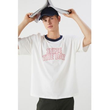 Tricou cu decolteu la baza gatului si text brodat