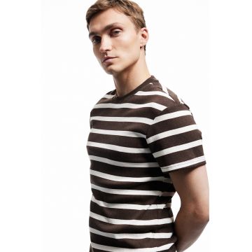 Tricou cu decolteu la baza gatului