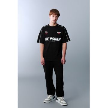Tricou cu imprimeu si decolteu la baza gatului