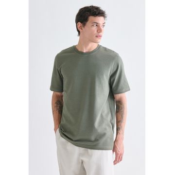 Tricou regular fit cu decolteu la baza gatului