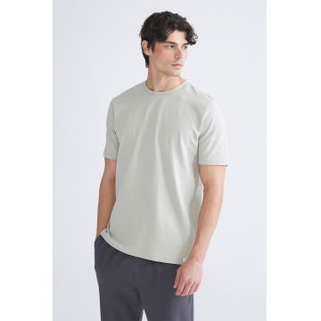 Tricou regular fit cu decolteu la baza gatului