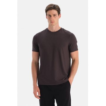 Tricou regular fit cu decolteu la baza gatului