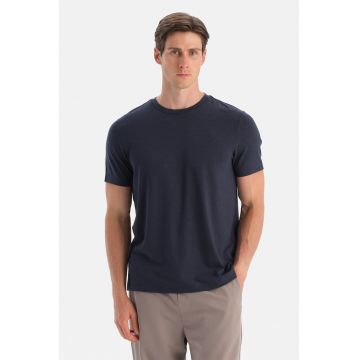 Tricou regular fit cu decolteu la baza gatului