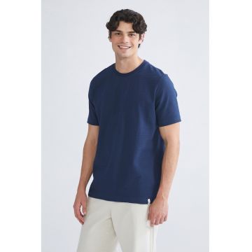 Tricou regular fit cu decolteu la baza gatului