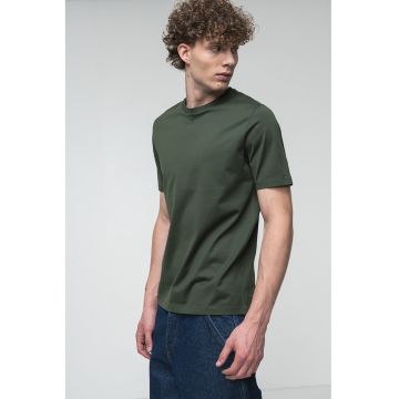 Tricou slim-fit cu decolteu la baza gatului