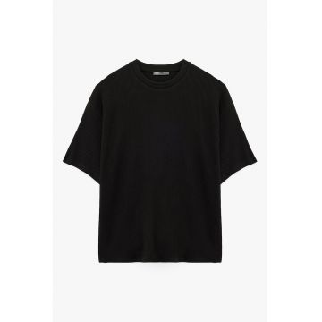 Tricou striat cu decolteu la baza gatului