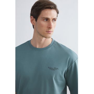 Tricou uni cu decolteu la baza gatului