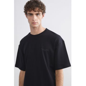 Tricou uni cu decolteu la baza gatului