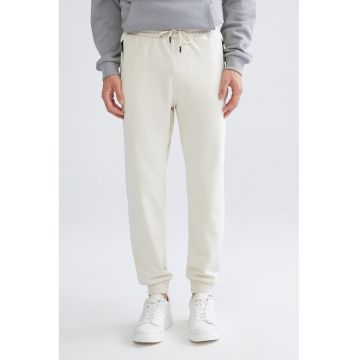 Pantaloni de trening cu croiala conica si snur
