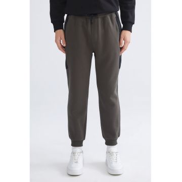 Pantaloni de trening cu talie ajustabila
