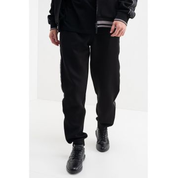 Pantaloni de trening relaxed fit cu segmente laterale cu monograma