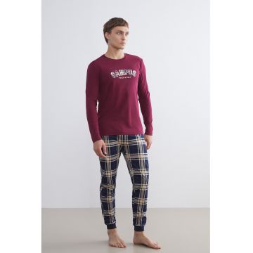 Pijama cu decolteu la baza gatului si pantaloni lungi in carouri