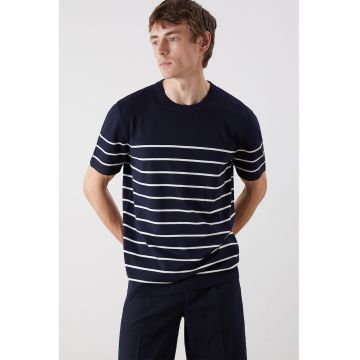 Tricou cu decolteu la baza gatului si dungi