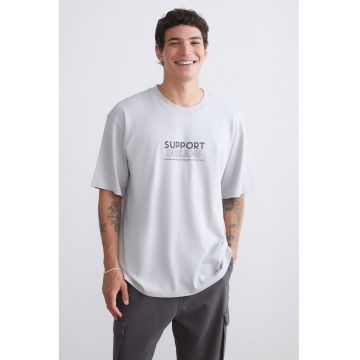 Tricou cu decolteu la baza gatului si imprimeu