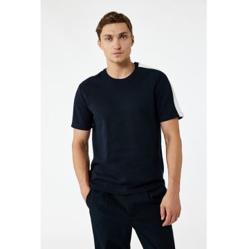 Tricou cu decolteu la baza gatului si maneci cu benzi contrastante