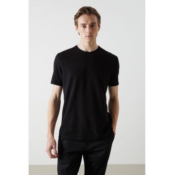 Tricou cu decolteu la baza gatului si model uni