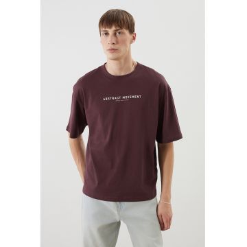 Tricou cu decolteu la baza gatului si text