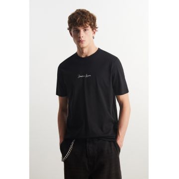 Tricou cu text si decolteu la baza gattului