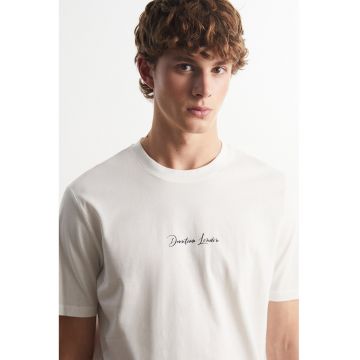 Tricou cu text si decolteu la baza gattului