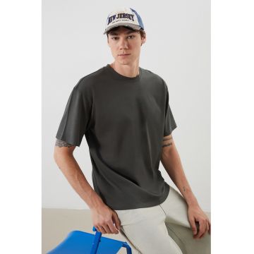 Tricou din bumbac cu decolteu la baza gatului