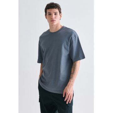 Tricou lejer cu decolteu la baza gatului