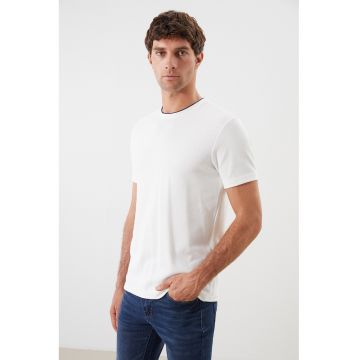 Tricou uni cu decolteu la baza gatului
