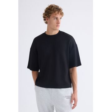 Tricou uni cu decolteu la baza gatului