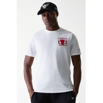 Tricou cu decolteu la baza gatului si imprimeu pe spate