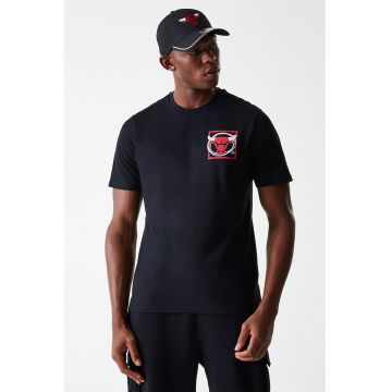 Tricou cu decolteu la baza gatului si imprimeu pe spate
