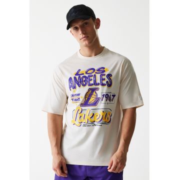 Tricou cu imprimeu si decolteu la baza gatului
