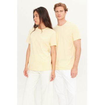 Tricou de bumbac cu decolteu la baza gatului si model unisex Tricou de bumbac cu decolteu la baza gatului si model unisex