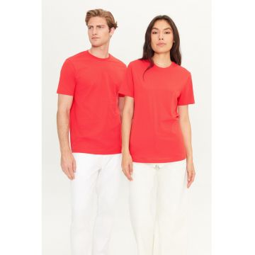 Tricou de bumbac cu decolteu la baza gatului si model unisex Tricou de bumbac cu decolteu la baza gatului si model unisex