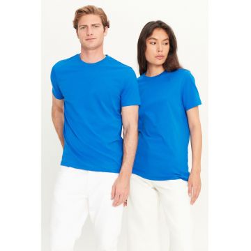 Tricou de bumbac cu decolteu la baza gatului si model unisex Tricou de bumbac cu decolteu la baza gatului si model unisex