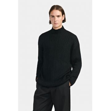 Bluza cu guler inalt texturata cu croi clasic