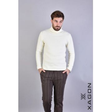 Bluza cu guler inalt rulat si croi clasic