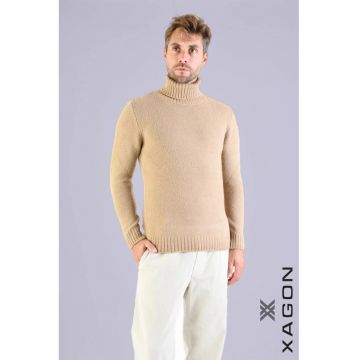 Bluza cu guler inalt rulat si croi clasic