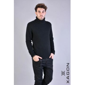 Bluza cu guler inalt rulat si croi clasic