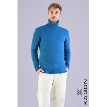 Bluza cu guler inalt rulat si croi clasic