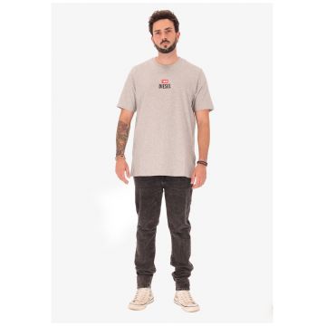 Tricou cu decolteu la baza gatului si logo pe piept