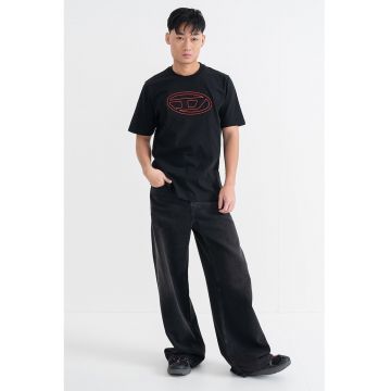 Tricou cu logo brodat si decolteu la baza gatului