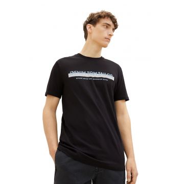 Tricou cu decolteu la baza gatului si imprimeu logo