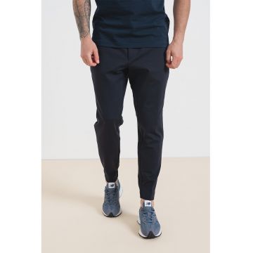 Pantaloni jogger cu croiala conica - snur si logo discret