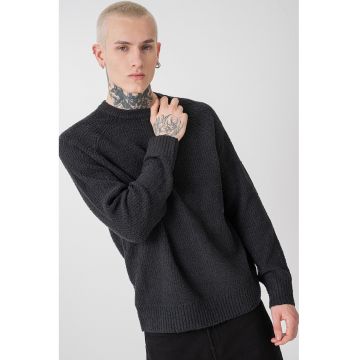 Pulover cu maneci raglan si decolteu la baza gatului