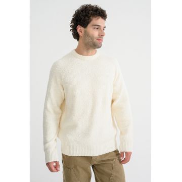 Pulover cu maneci raglan si decolteu la baza gatului