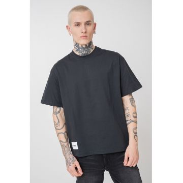 Tricou din bumbac cu imprimeu pe partea din spate si decolteu la baza gatului