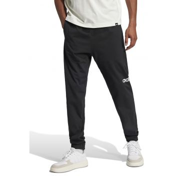 Pantaloni de trening cu logo si snur ajustabil Pantaloni de trening cu logo si snur ajustabil