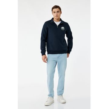 Bluza de trening cu detaliu aplicat si fermoar scurt