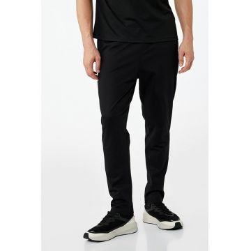 Pantaloni de trening cu snur si buzunare laterale Pantaloni de trening cu snur si buzunare laterale